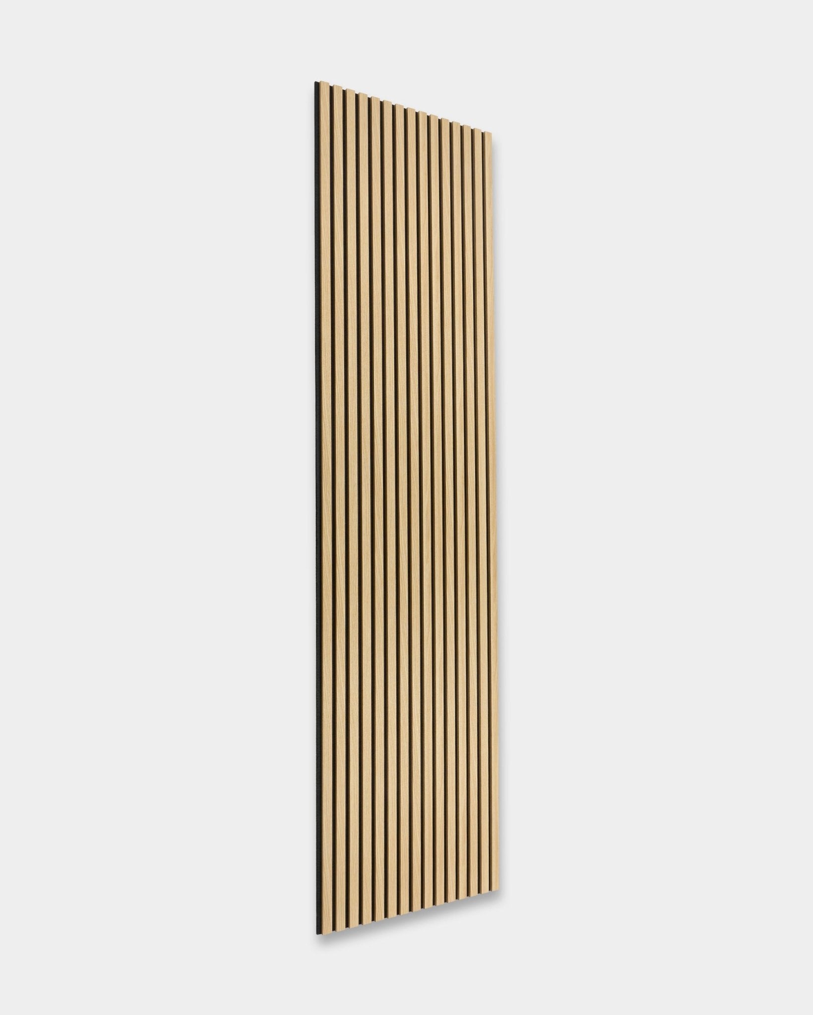 WoodUpp Akupanel The Essential en chêne Southern Oak, un Panneau acoustique Nordic de 240 x 60 cm avec des rainures vertical black et un design en lattes de bois.